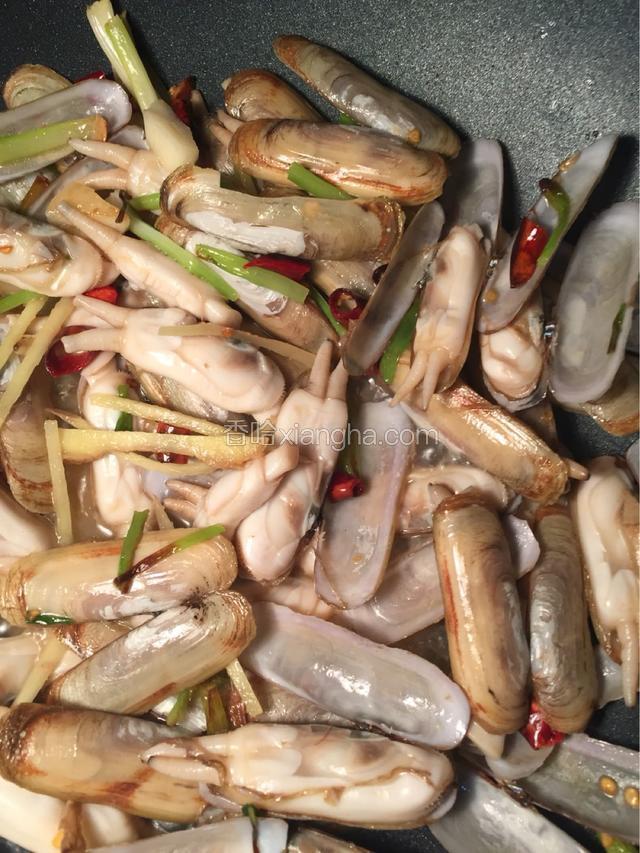 倒入蛏子翻炒