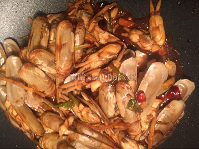 洒上料酒、老抽，翻炒片刻