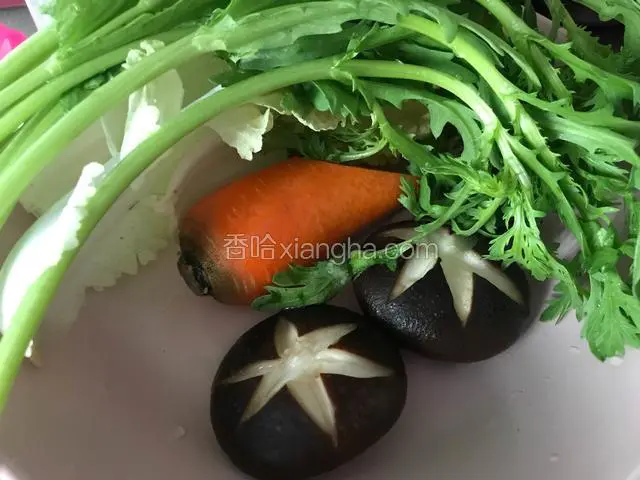蒿子杆，娃娃菜洗净备用，香菇切花刀焯水备用
