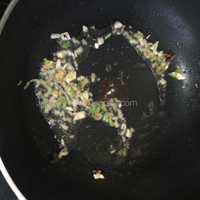 刷锅，继续倒入少量油，爆香葱姜蒜