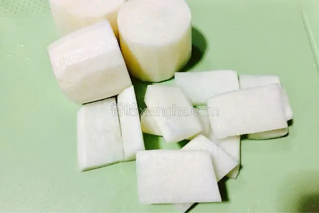 白萝卜洗干净去皮切成块