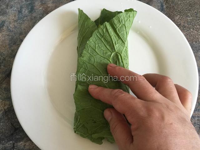 左侧向右侧折起，这样就可以用两手握住饭包的两侧食用了。