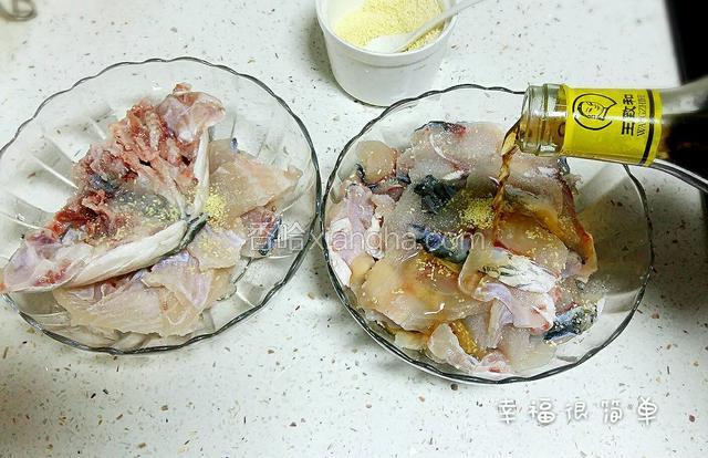 再各自倒入适量的料酒和生姜。