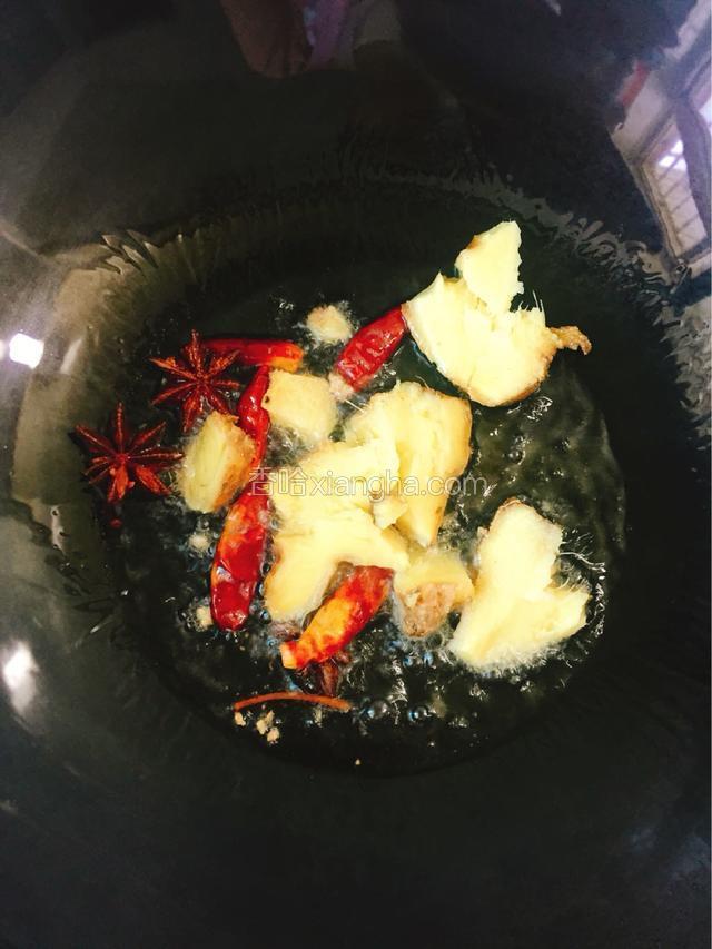 锅中倒入适量食用油，油热后爆香辅料。