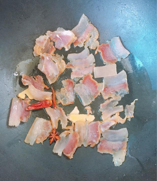 倒入腊肉，倒入料酒中火煸炒。