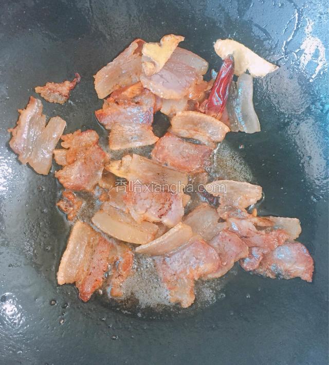 煸炒至腊肉出油，焦黄后放入老抽略炒。