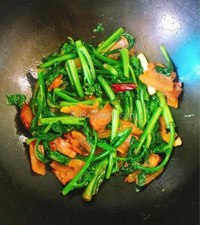 炒至菜苔软踏断生、入味后即可关火出锅。