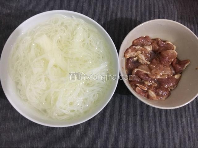 瘦肉切条，用生抽和淀粉还有油一起腌制15分钟