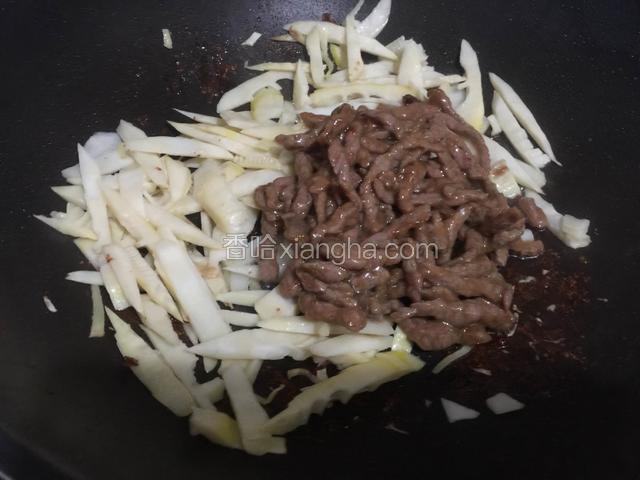 再把牛肉倒入锅中翻炒一分钟。