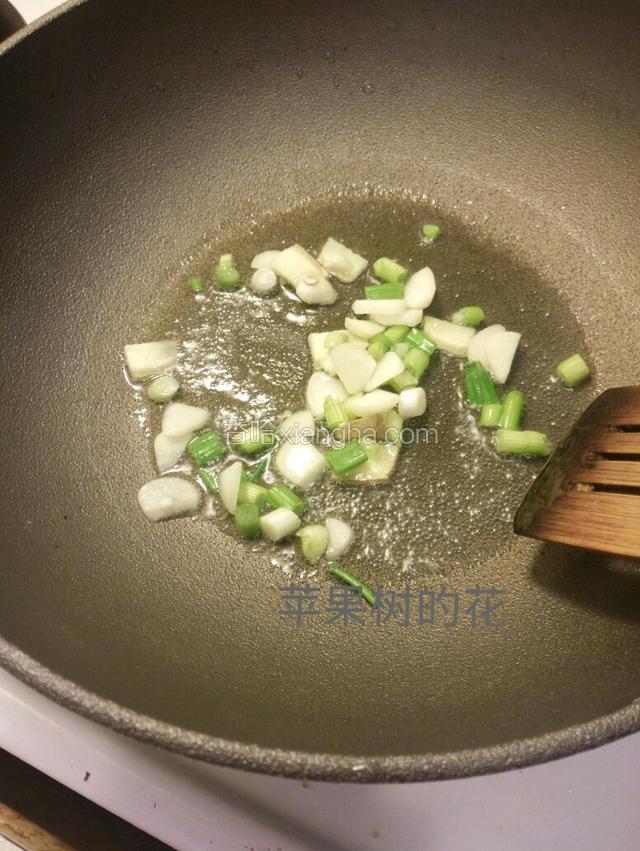 加葱姜蒜煸炒