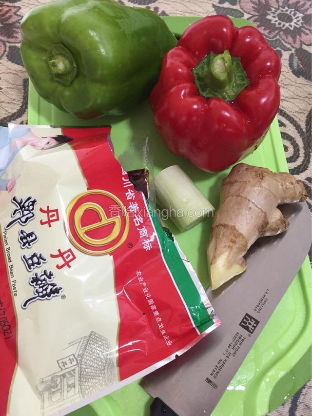 准备郫县豆瓣 红椒 青椒 葱 姜