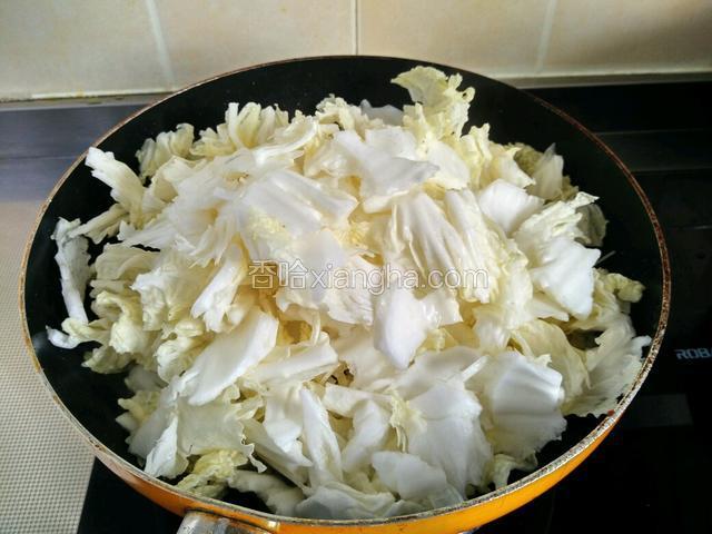 另起油锅，油热后倒入大白菜。今天的锅有点小，但没事儿，大白菜会缩水。