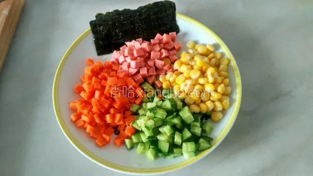 胡罗卜，黄瓜，火腿肠切丁，海苔备用