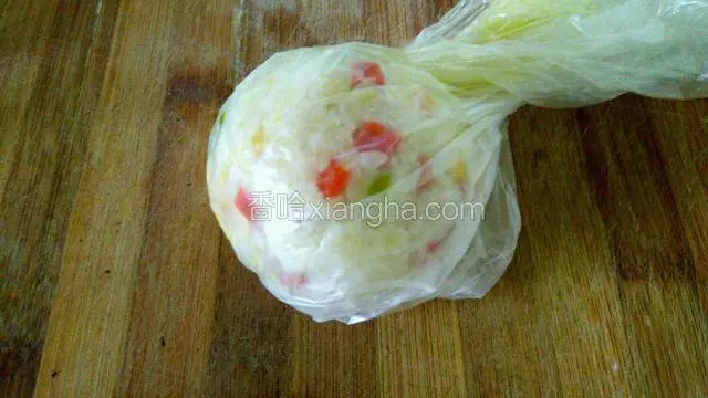 把炒好的饭放入朔料带里，揉成饭团，放上