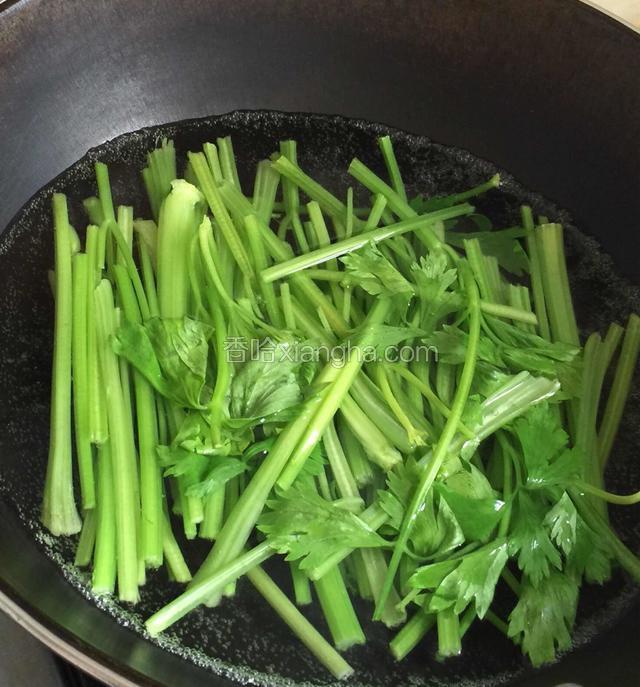 锅内烧开水下香芹焯软捞出。