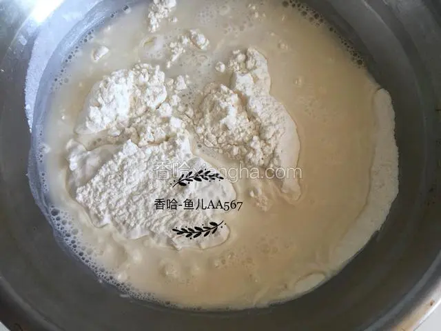 面粉和温水混合用筷子搅拌成棉絮状。