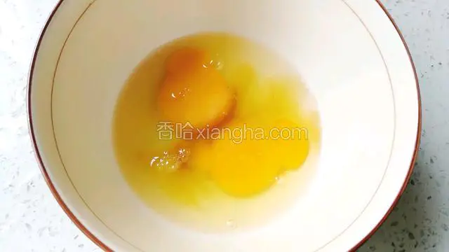 鸡蛋磕入碗中，加盐，料酒，用筷子打散。
