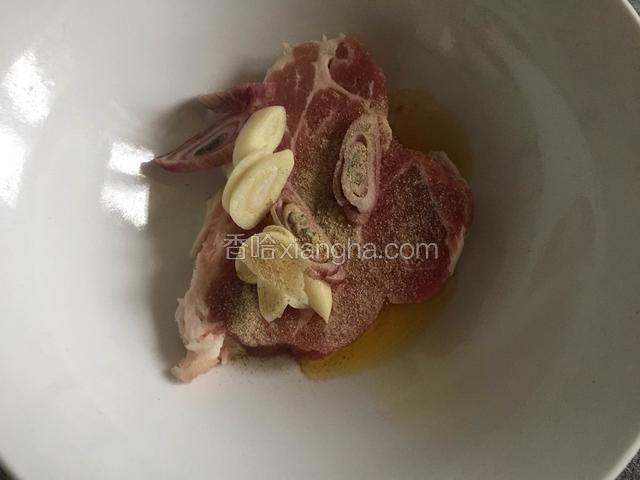 肉片用葱蒜胡椒粉和料油蚝油腌制一下。