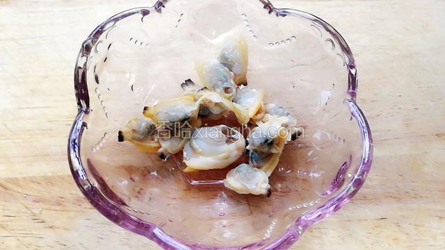 花蛤淖水，开口捞出，去壳。