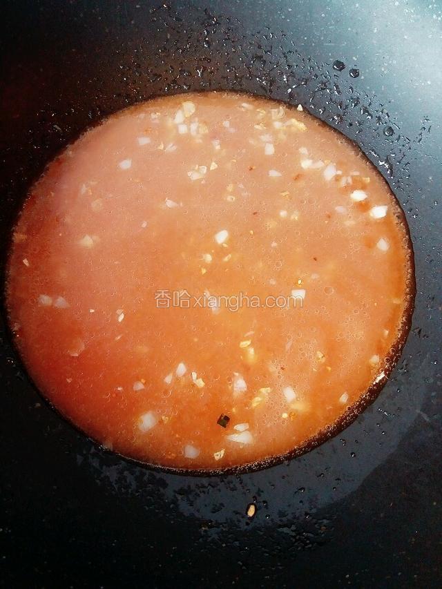 料汁倒入锅中