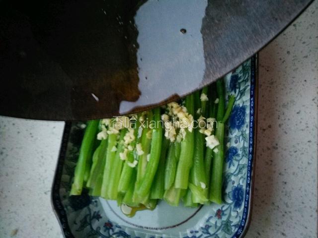 将热油浇在蒜末上。