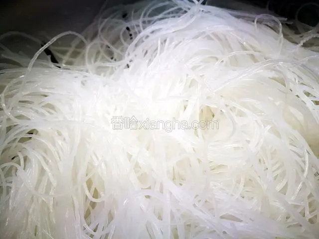 粉丝洗净沥干水分