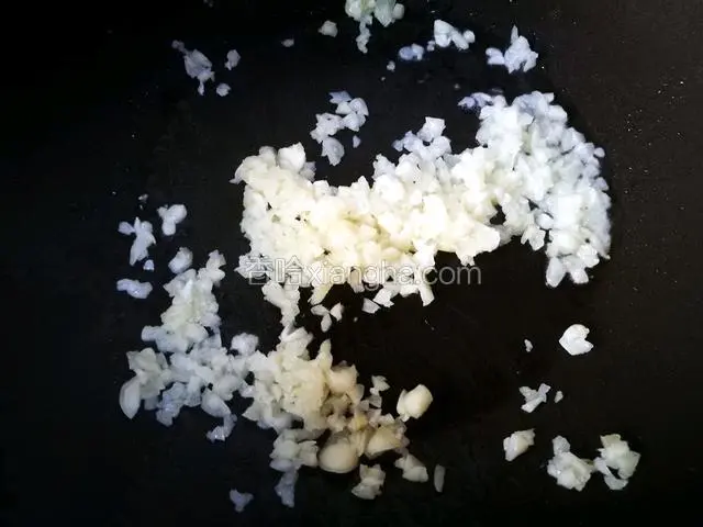 起锅热油，中小火将大蒜泥炒香