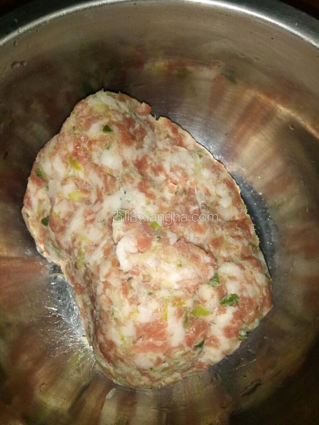 买来肉和葱姜直接搅在一起