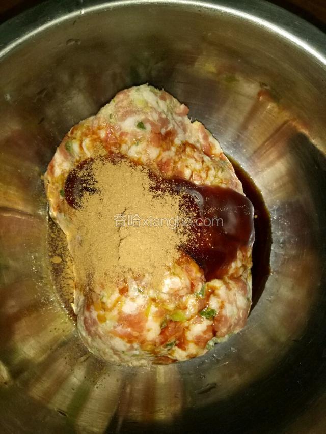 然后再倒上馄钝大料粉顺时间不停的搅拌
