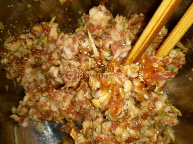 再倒上香油不停的搅拌香油