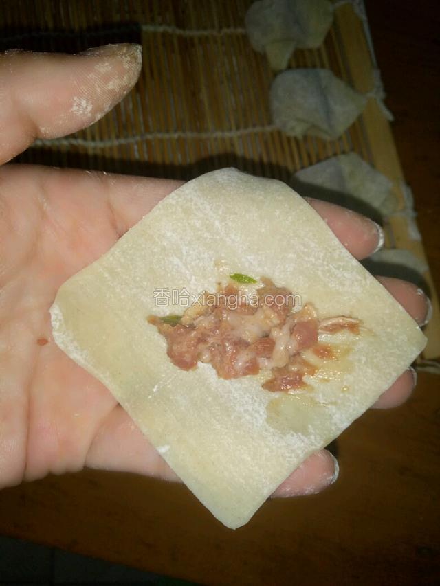 把馅放到馄钝皮中间