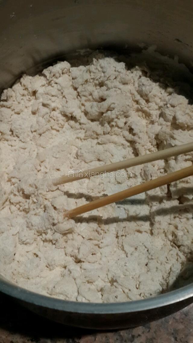 边加水边搅拌使面粉成雪花状