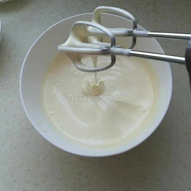 打至颜色变白，体积变大，提起打蛋器液体滴落，有纹路出现，就是快打发好了，要注意观察，继续打发。