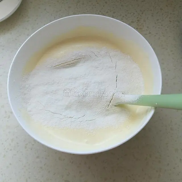 筛入低筋面粉，翻拌均匀