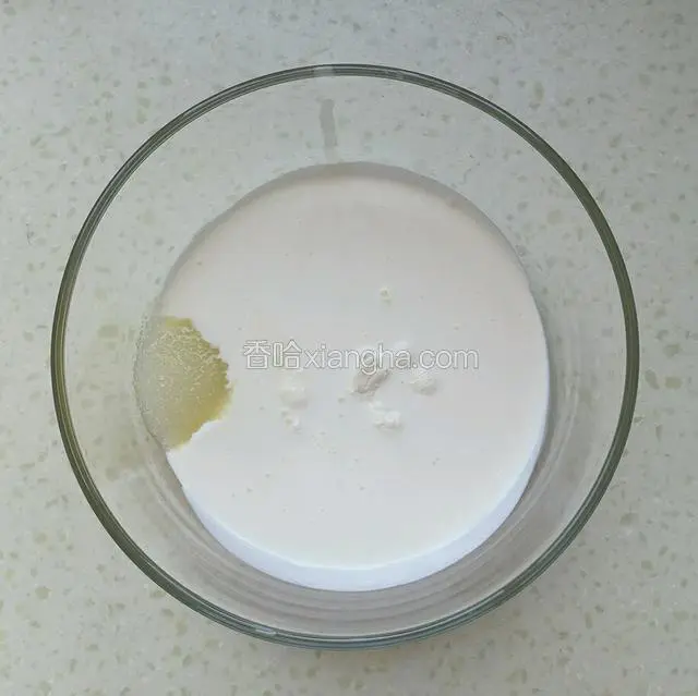 淡奶油加入白砂糖，奶油要提前12小时冰箱冷藏，夏天需隔冰水打发。