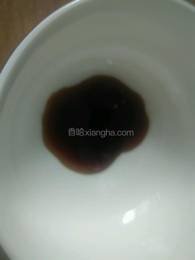 接着调汁，那一小碗，倒入一大勺耗油