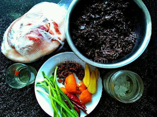 准备好所有食材和佐料。