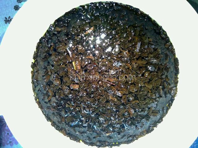 梅干菜冲洗干净，去除砂子和杂质，泡冷水10—20分钟左右。