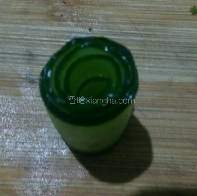 取一个从一头卷好。