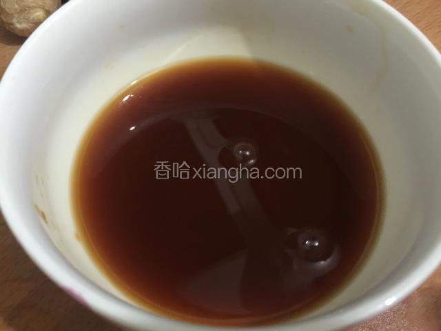 取一个小碗把调料汁的所有材料调成酱汁。