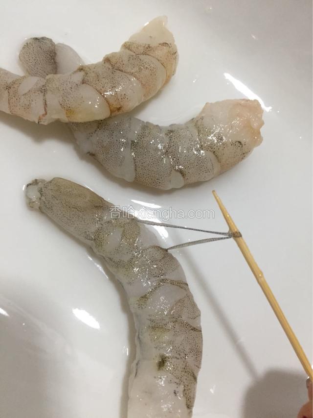 虾仁用牙签挑去虾线