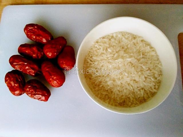 准备好食材，挑选肉厚的红枣备用