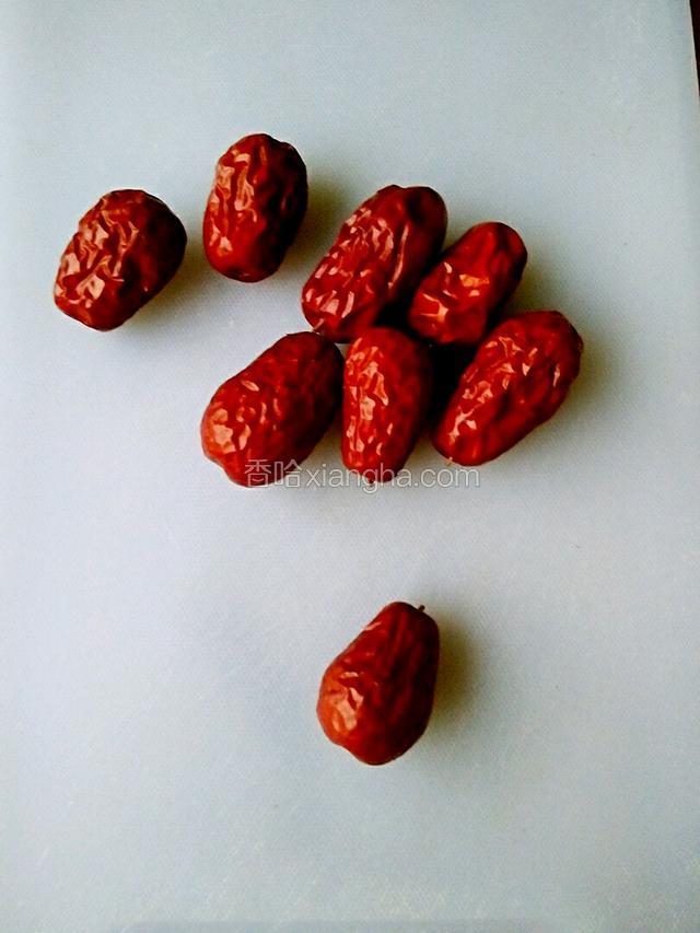 将米清洗干净，倒入电饭锅，加入适量清水煮开，途中拿出红枣清洗干净