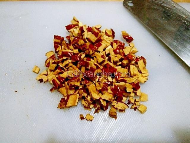 将红枣出核，切成小粒