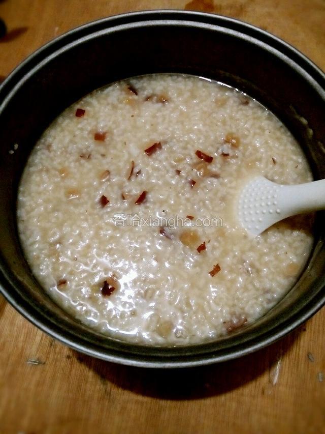 水开后，倒入图三，开锅慢慢熬，不时用勺子搅拌，以防粘锅