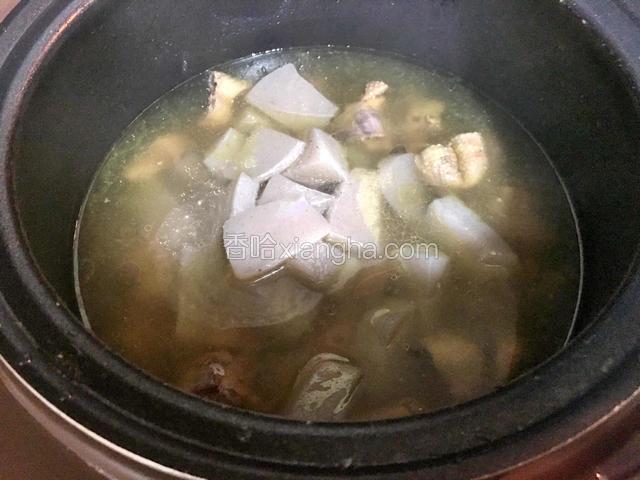 加入魔芋豆腐，继续煲煮