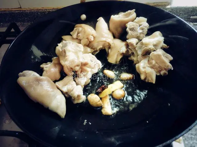 接着放姜蒜，冰糖，猪蹄一起炒
