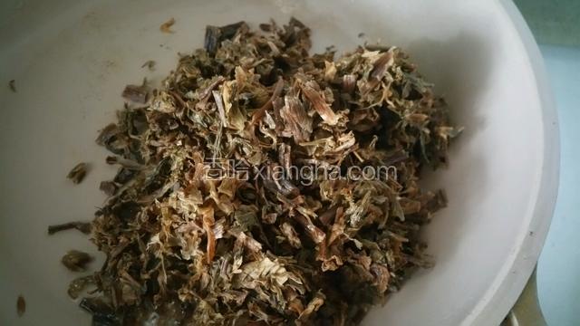 梅干菜用水浸泡后洗净