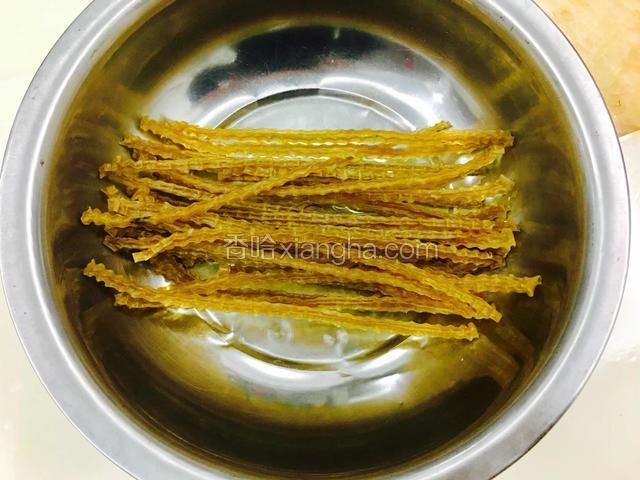 把干荞丝放入冷水中浸泡两小时。
