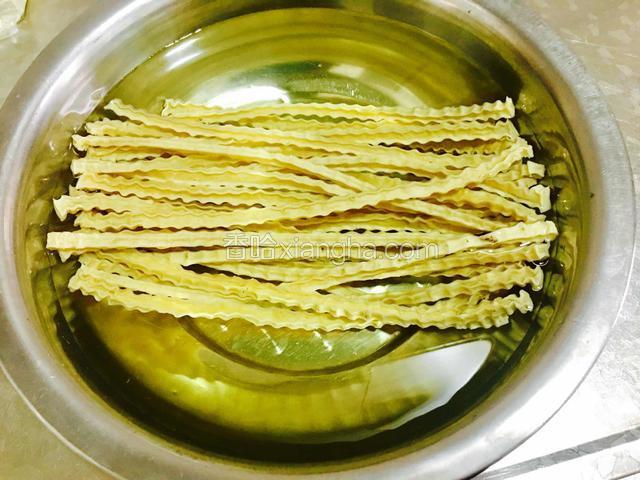 泡软后的荞丝是这样子的。